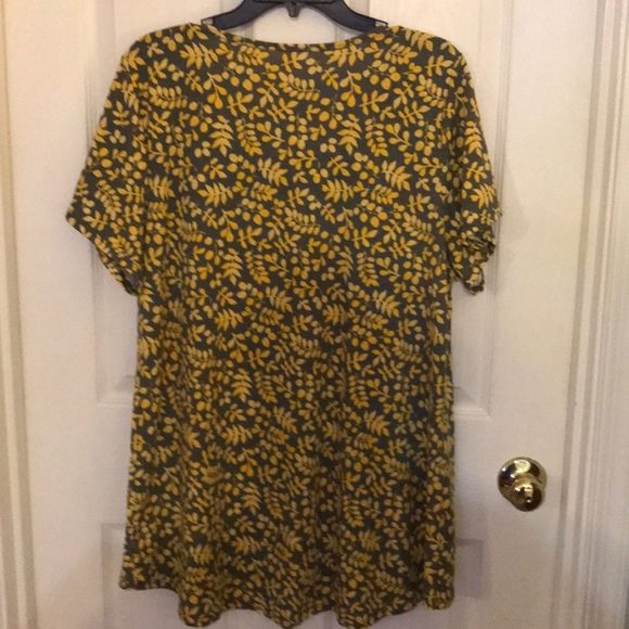 Lularoe T - Picture 4 of 4